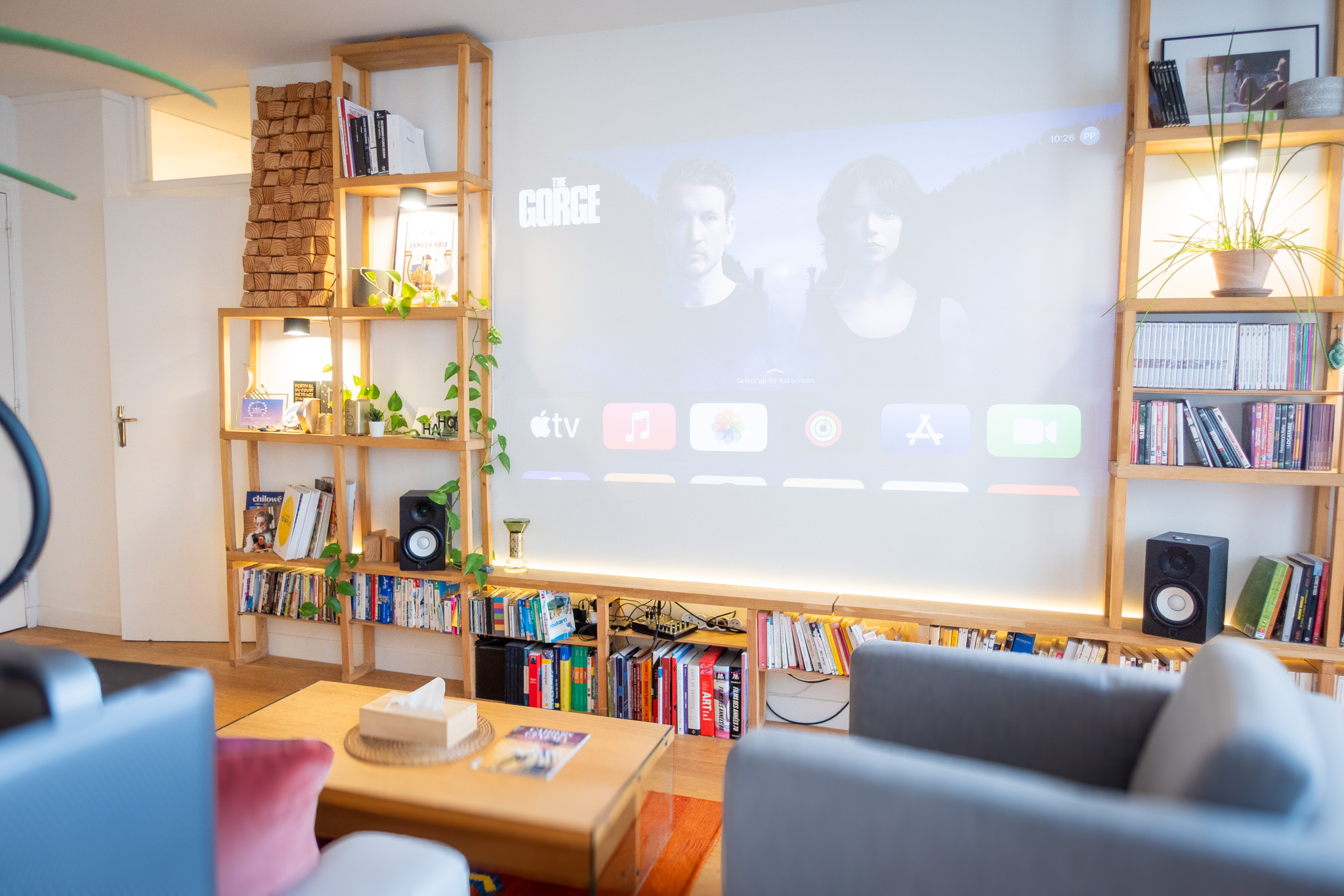 Salon avec vidéoprojecteur et bibliothèque