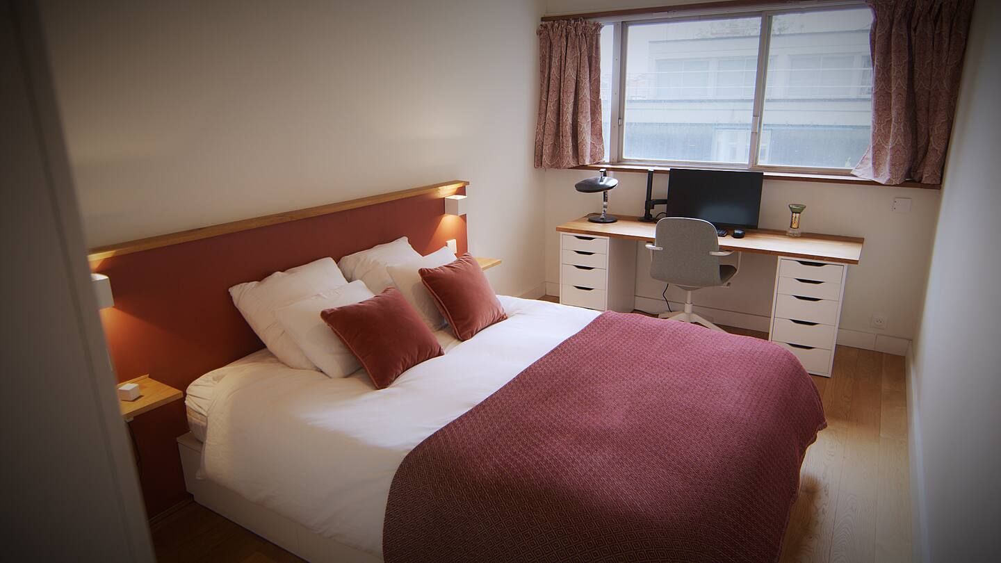 Chambre avec son espace de travail