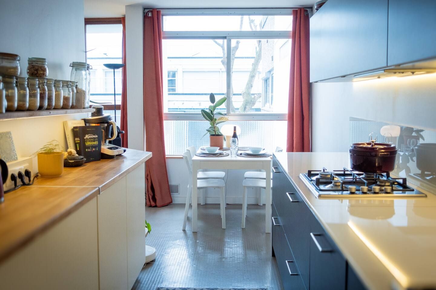 Cuisine et coin repas devant la fenêtre