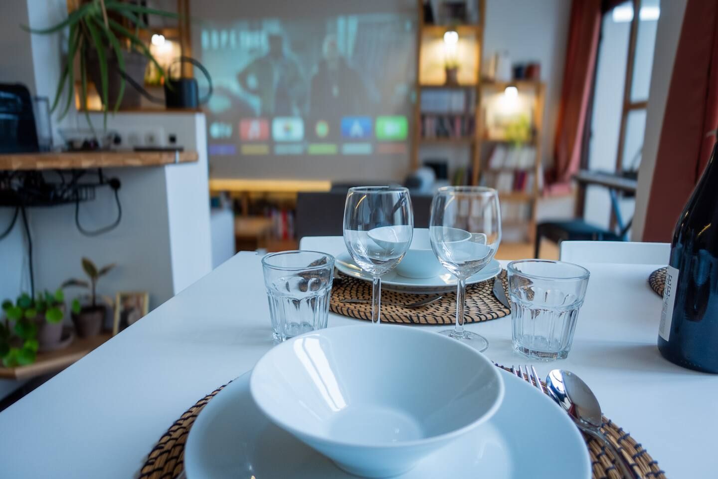 Table dressée dans le séjour